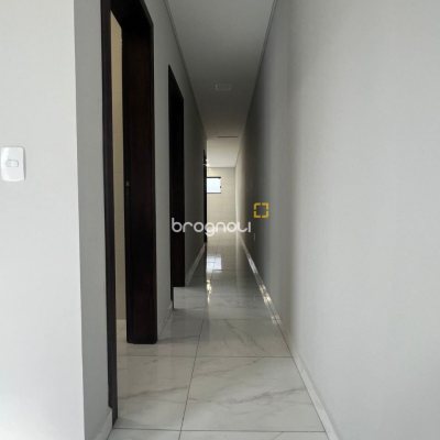 Casa com 68m², 2 quartos (sendo 1 suíte), 1 garagem, no bairro Campeche em Florianópolis