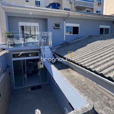 Casa com 220m², 5 garagens, no bairro Abraão em Florianópolis