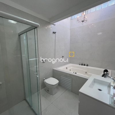 Casa com 220m², 5 garagens, no bairro Abraão em Florianópolis