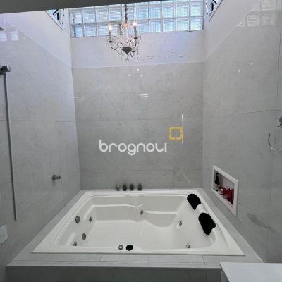 Casa com 220m², 5 garagens, no bairro Abraão em Florianópolis