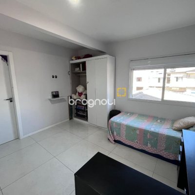Casa com 220m², 5 garagens, no bairro Abraão em Florianópolis