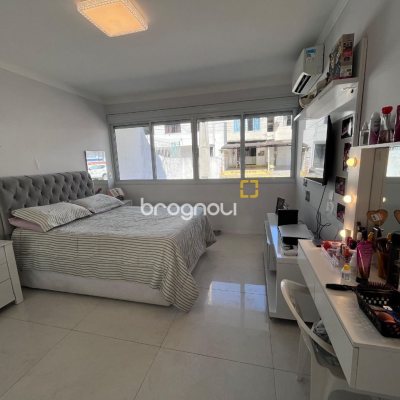 Casa com 220m², 5 garagens, no bairro Abraão em Florianópolis