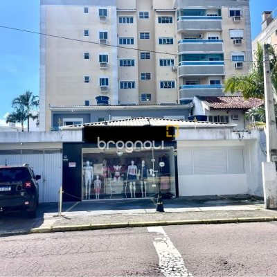 Casa com 220m², 5 garagens, no bairro Abraão em Florianópolis