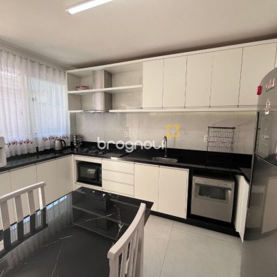 Casa com 220m², 5 garagens, no bairro Abraão em Florianópolis