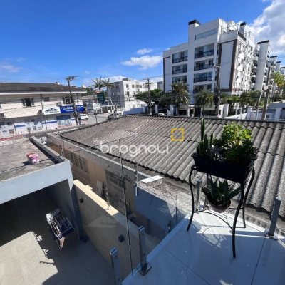 Casa com 220m², 5 garagens, no bairro Abraão em Florianópolis