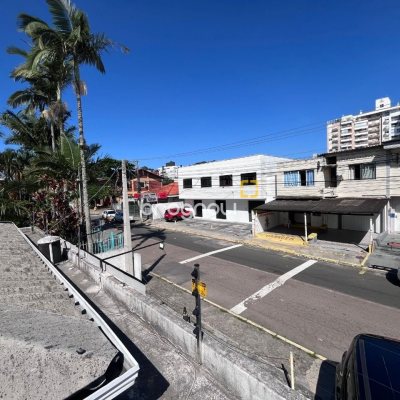 Casa com 220m², 5 garagens, no bairro Abraão em Florianópolis