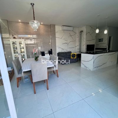 Casa com 220m², 5 garagens, no bairro Abraão em Florianópolis