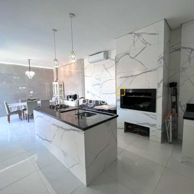 Casa com 220m², 5 garagens, no bairro Abraão em Florianópolis