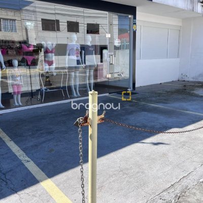 Casa com 220m², 5 garagens, no bairro Abraão em Florianópolis