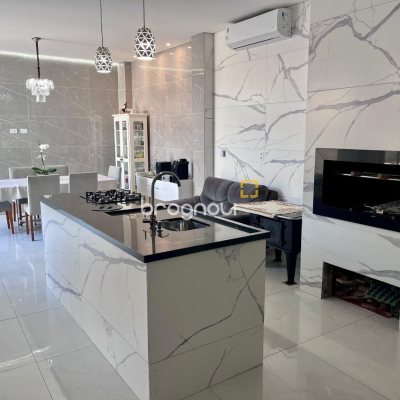 Casa com 220m², 5 garagens, no bairro Abraão em Florianópolis