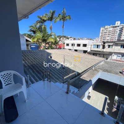 Casa com 220m², 5 garagens, no bairro Abraão em Florianópolis
