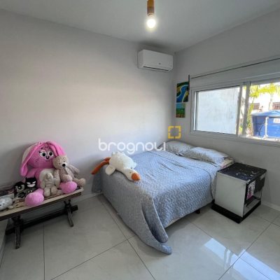 Casa com 220m², 5 garagens, no bairro Abraão em Florianópolis