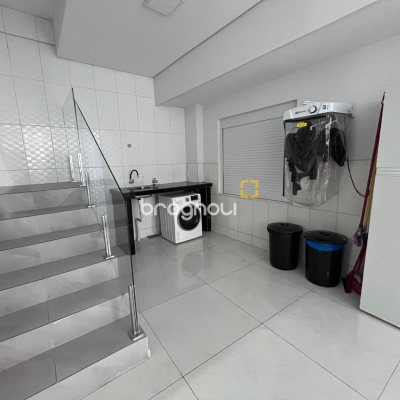 Casa com 220m², 5 garagens, no bairro Abraão em Florianópolis
