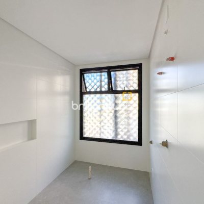 Apartamento com 148m², 3 quartos (sendo 3 suítes), 2 garagens, no bairro Jurerê em Florianópolis