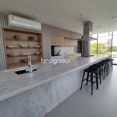 Apartamento com 148m², 3 quartos (sendo 3 suítes), 2 garagens, no bairro Jurerê em Florianópolis