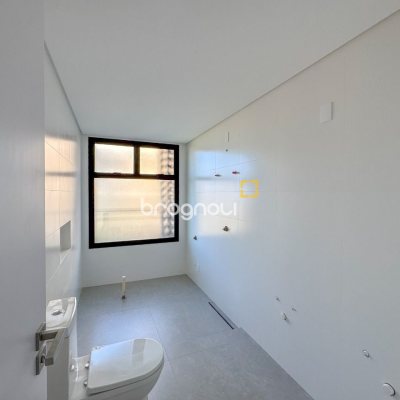 Apartamento com 148m², 3 quartos (sendo 3 suítes), 2 garagens, no bairro Jurerê em Florianópolis