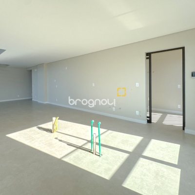 Apartamento com 236m², 3 quartos (sendo 3 suítes), 2 garagens, no bairro Jurerê em Florianópolis