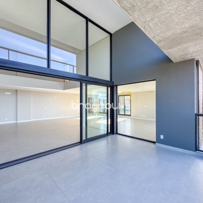Apartamento com 236m², 3 quartos (sendo 3 suítes), 2 garagens, no bairro Jurerê em Florianópolis