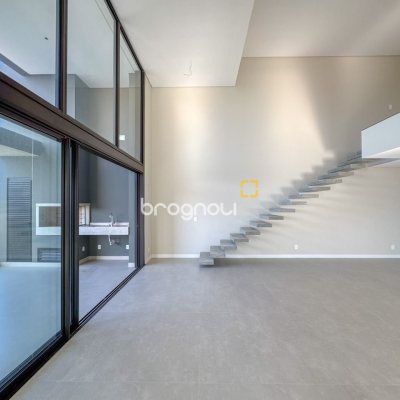 Apartamento com 236m², 3 quartos (sendo 3 suítes), 2 garagens, no bairro Jurerê em Florianópolis