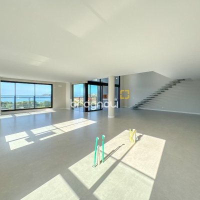 Apartamento com 236m², 3 quartos (sendo 3 suítes), 2 garagens, no bairro Jurerê em Florianópolis
