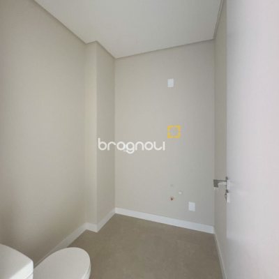 Apartamento com 236m², 3 quartos (sendo 3 suítes), 2 garagens, no bairro Jurerê em Florianópolis