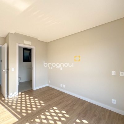 Apartamento com 236m², 3 quartos (sendo 3 suítes), 2 garagens, no bairro Jurerê em Florianópolis