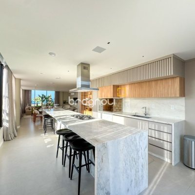 Apartamento com 236m², 3 quartos (sendo 3 suítes), 2 garagens, no bairro Jurerê em Florianópolis