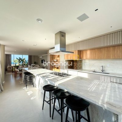 Apartamento com 236m², 3 quartos (sendo 3 suítes), 2 garagens, no bairro Jurerê em Florianópolis