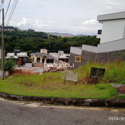 Terreno com 451m², no bairro Forquilhas em São José