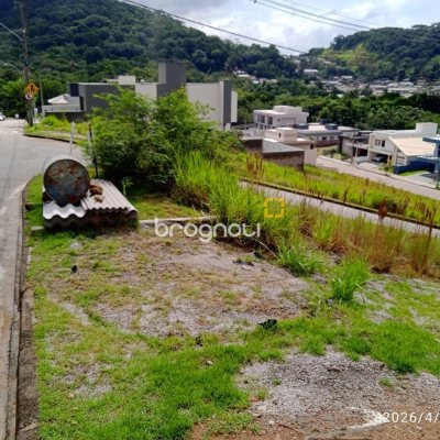 Terreno com 451m², no bairro Forquilhas em São José