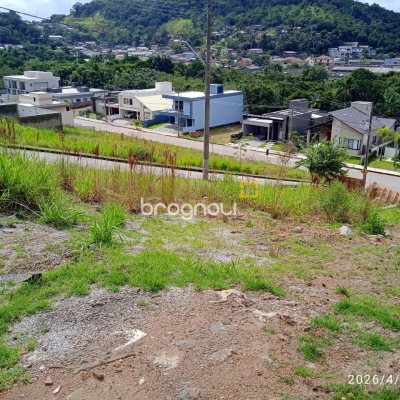 Terreno com 451m², no bairro Forquilhas em São José