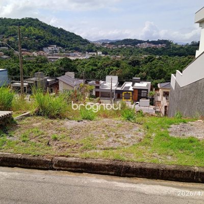 Terreno com 451m², no bairro Forquilhas em São José