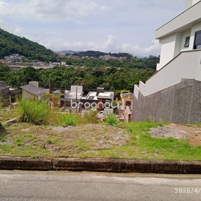 Terreno com 451m², no bairro Forquilhas em São José