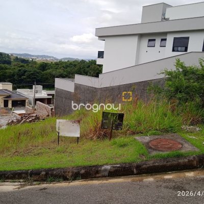 Terreno com 451m², no bairro Forquilhas em São José