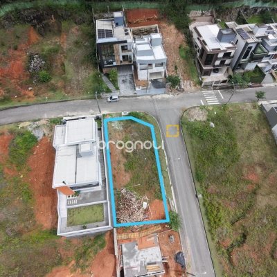 Terreno com 451m², no bairro Forquilhas em São José