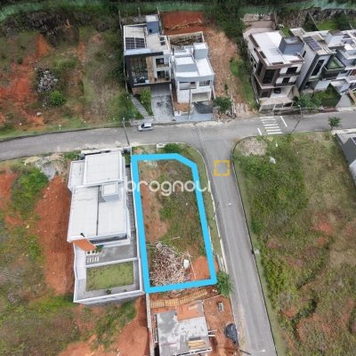 Terreno com 451m², no bairro Forquilhas em São José