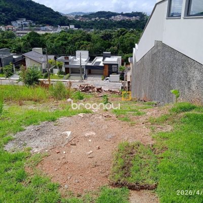 Terreno com 451m², no bairro Forquilhas em São José