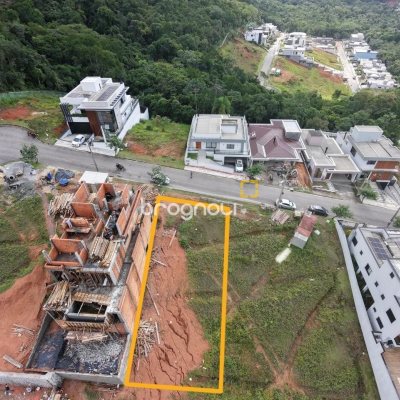 Terreno com 360m², no bairro Forquilhas em São José