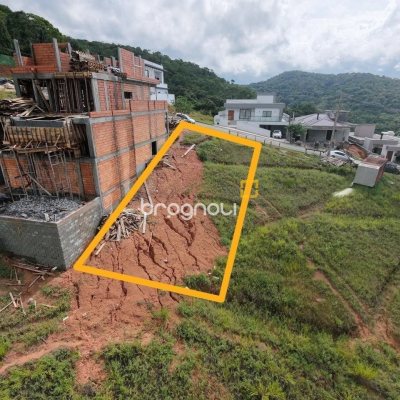 Terreno com 360m², no bairro Forquilhas em São José