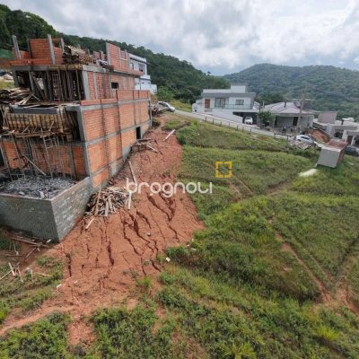 Terreno com 360m², no bairro Forquilhas em São José