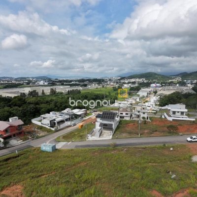 Terreno com 360m², no bairro Forquilhas em São José