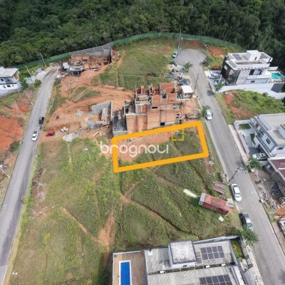 Terreno com 360m², no bairro Forquilhas em São José
