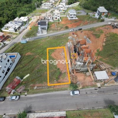 Terreno com 360m², no bairro Forquilhas em São José