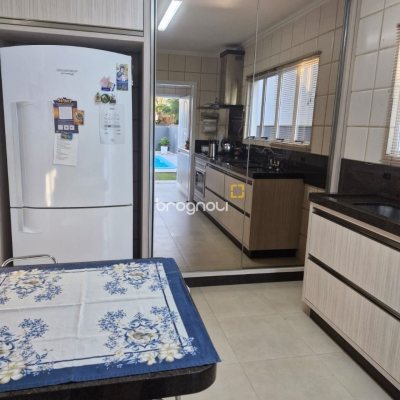 Casa com 240m², 5 quartos (sendo 1 suíte), 2 garagens, no bairro Santa Mônica em Florianópolis