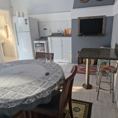 Casa com 240m², 5 quartos (sendo 1 suíte), 2 garagens, no bairro Santa Mônica em Florianópolis