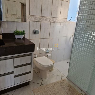Casa com 240m², 5 quartos (sendo 1 suíte), 2 garagens, no bairro Santa Mônica em Florianópolis