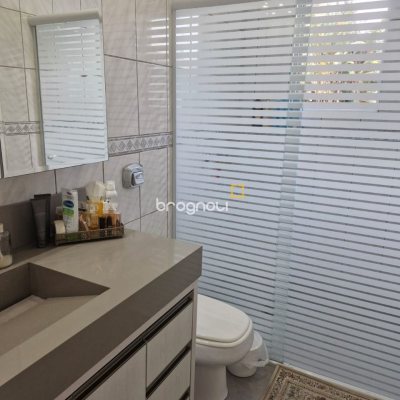 Casa com 240m², 5 quartos (sendo 1 suíte), 2 garagens, no bairro Santa Mônica em Florianópolis