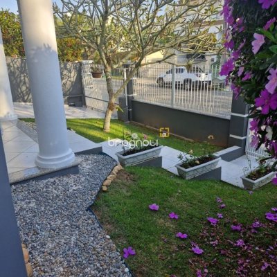Casa com 240m², 5 quartos (sendo 1 suíte), 2 garagens, no bairro Santa Mônica em Florianópolis