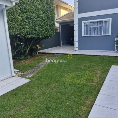 Casa com 240m², 5 quartos (sendo 1 suíte), 2 garagens, no bairro Santa Mônica em Florianópolis