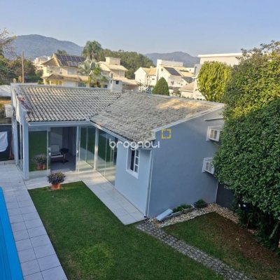 Casa com 240m², 5 quartos (sendo 1 suíte), 2 garagens, no bairro Santa Mônica em Florianópolis